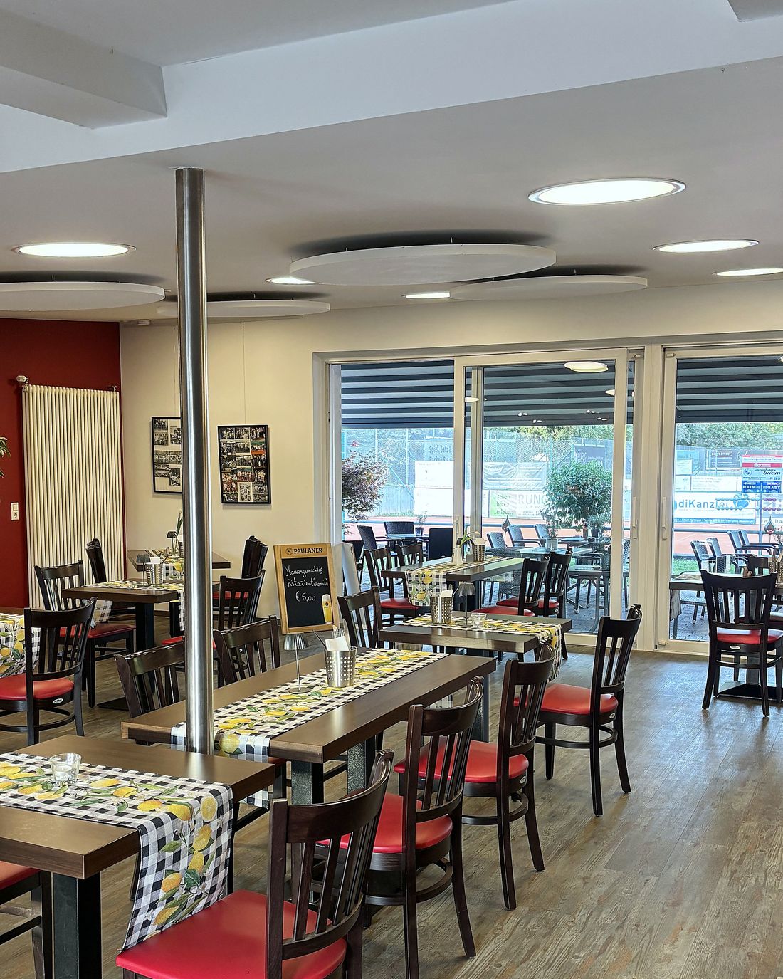 Gastraum der Trattoria mit gedeckten Tischen